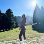 Dulceida Instagram - esta luz 🌞, estos colores 🏔️ y yo tope cómoda ☁️ look de @tezenisofficial 🐭 *ad