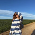 Dulceida Instagram - de mis planes favs del mundo, solecito y casita con amigos para semana santa 🌞🌷🧚🫶🏼🪵 la última es porque el viento no me dejaba y la cami de Alba porque yo me creía que estaríamos q 30 grados o algo y solo me he traído tops 😱😂
