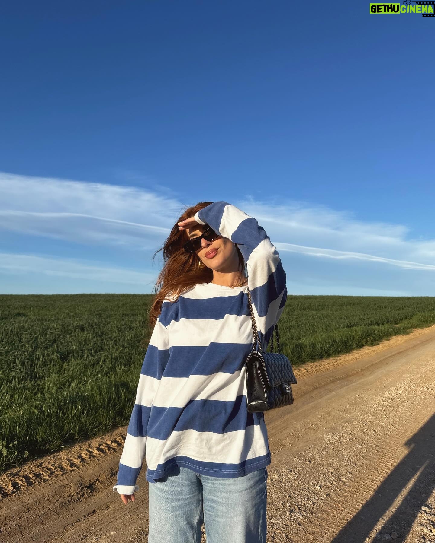 Dulceida Instagram - de mis planes favs del mundo, solecito y casita con amigos para semana santa 🌞🌷🧚🫶🏼🪵 la última es porque el viento no me dejaba y la cami de Alba porque yo me creía que estaríamos q 30 grados o algo y solo me he traído tops 😱😂