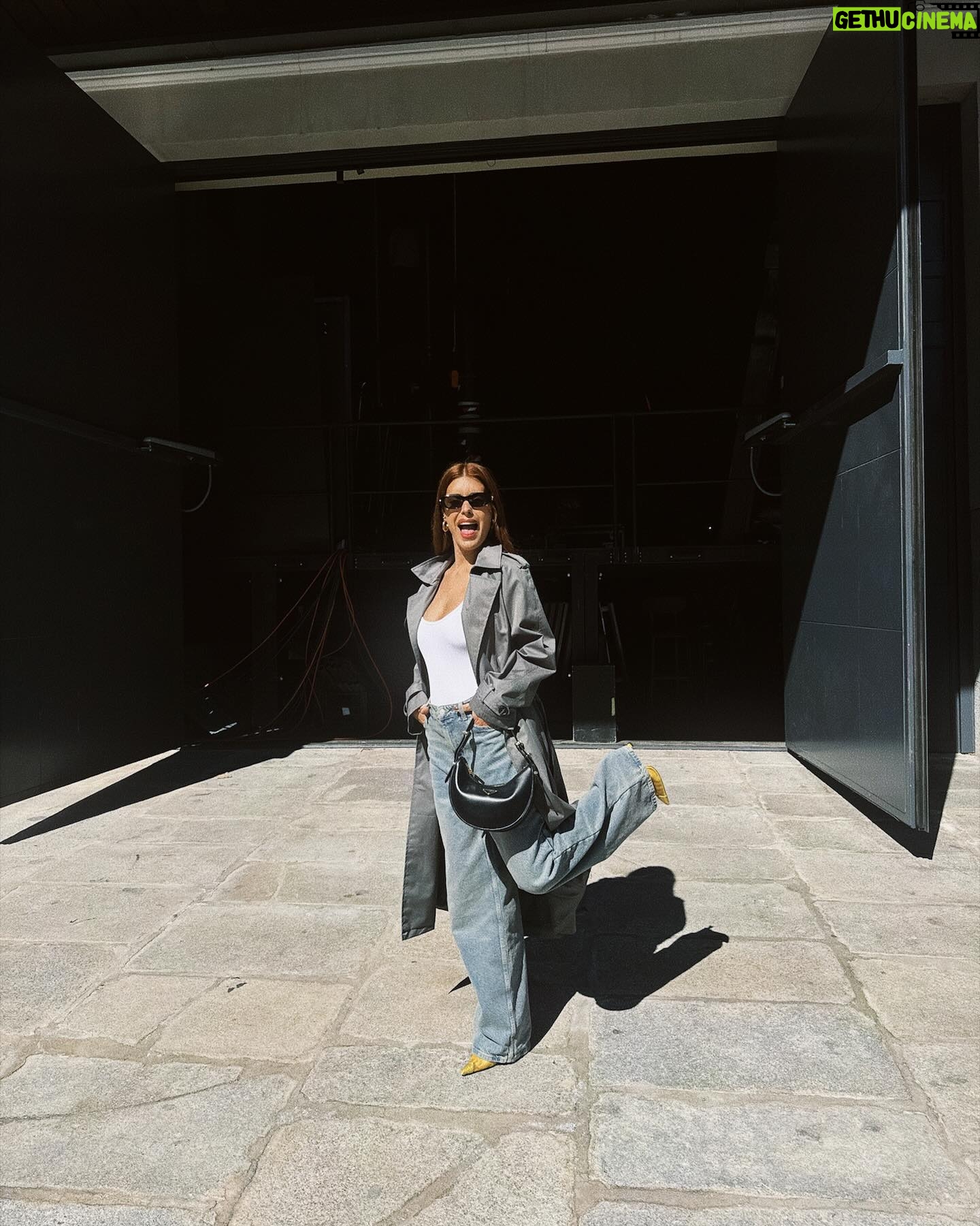 Dulceida Instagram - pedazo de día 🌞y quedan dos días para los Ídolo✨ un poco del día de hoy, con la misma ropa de ayer 😂 porque me veía monísima y quería hacerme fotitos! Gabardina, jeans y body de @primarkpr.es @primark #embajadoraprimark