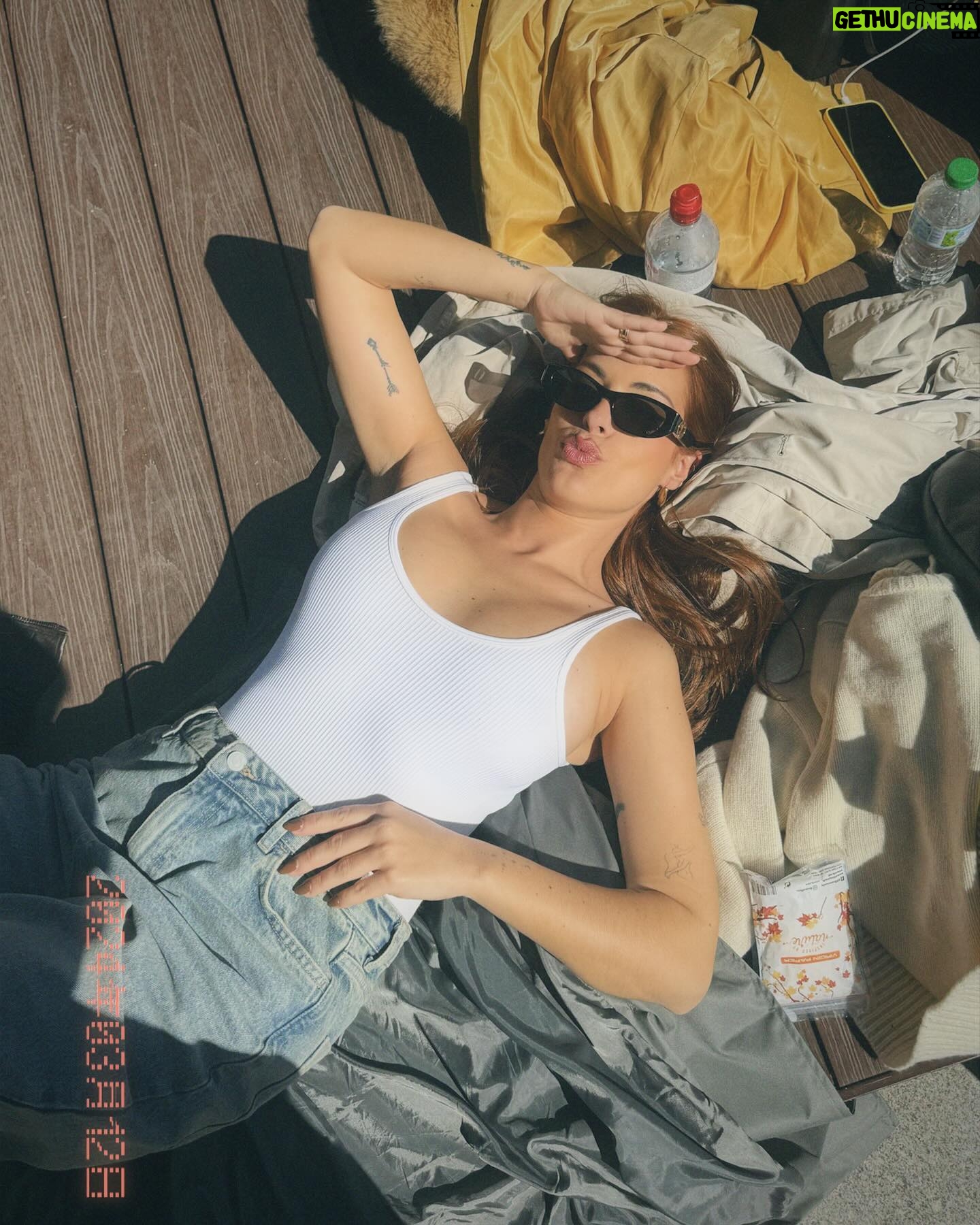 Dulceida Instagram - pedazo de día 🌞y quedan dos días para los Ídolo✨ un poco del día de hoy, con la misma ropa de ayer 😂 porque me veía monísima y quería hacerme fotitos! Gabardina, jeans y body de @primarkpr.es @primark #embajadoraprimark