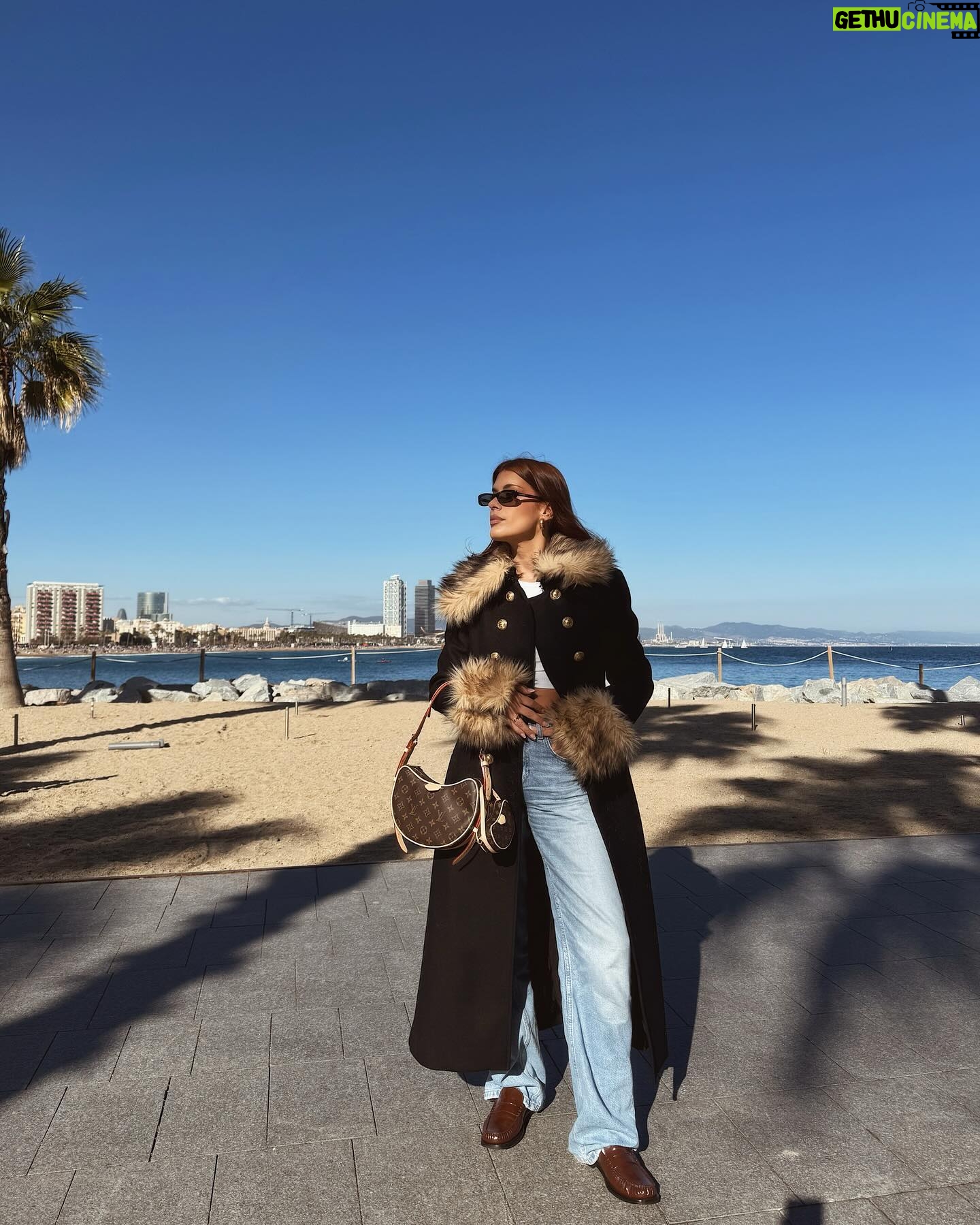 Dulceida Instagram - B A R C E L O N A 🤍 unos días en casa muy bonitos! No me quito el nuevo #lvcroissant @louisvuitton *gifted