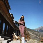 Dulceida Instagram - esta luz 🌞, estos colores 🏔️ y yo tope cómoda ☁️ look de @tezenisofficial 🐭 *ad