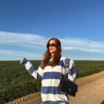Dulceida Instagram - de mis planes favs del mundo, solecito y casita con amigos para semana santa 🌞🌷🧚🫶🏼🪵 la última es porque el viento no me dejaba y la cami de Alba porque yo me creía que estaríamos q 30 grados o algo y solo me he traído tops 😱😂