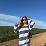 Dulceida Instagram - de mis planes favs del mundo, solecito y casita con amigos para semana santa 🌞🌷🧚🫶🏼🪵 la última es porque el viento no me dejaba y la cami de Alba porque yo me creía que estaríamos q 30 grados o algo y solo me he traído tops 😱😂
