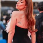 Dulceida Instagram - M A L A G A 💃🏽🫶🏼✨ gracias de nuevo @festivalmalaga por contar conmigo, fue un día precioso 🌹 vestidazo de @zegarciaoficial 🦢 fotografías @gtresonline (gracias siempre), @ana_martos , del festi y de Getty. Y GRACIAS A TODOS X VUESTRO AMOOOOOOR Y VUESTROS ABRAZOS!