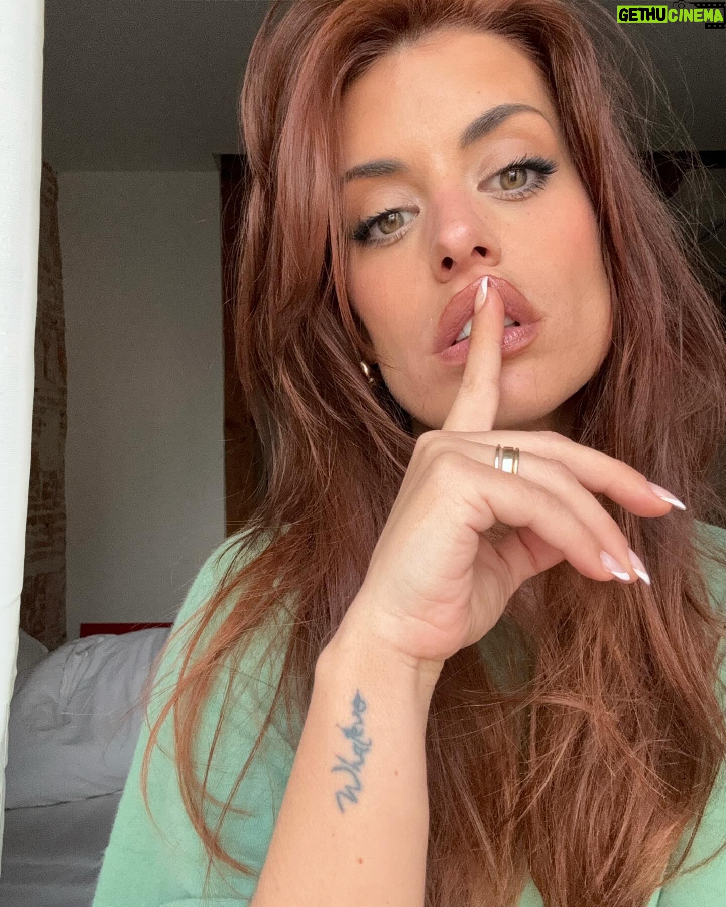 Dulceida Instagram - holi, como estos días no estoy teniendo mucho tiempo, os dejo unas selfies chuleando de pelo 🔥 cuando me he quitado el recogido después de grabar, el ataque de besos a Alba, una foto que he encontrado en el ordenador de 2016 😱 y algunas que tenía en el carrete de esta semana loca ✨