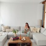Dulceida Instagram - casita ✨☁️ y nuestro sofá del que estoy completamente enamorada, al tener una de las piezas sueltas lo puedes transformar al gusto! Mi fav el modo cine como en la segunda foto (así le llamamos nosotras 🙃). Todo es de @sklum.welovedesign y tenéis sorpresita en stories 🧚 *pubIi
