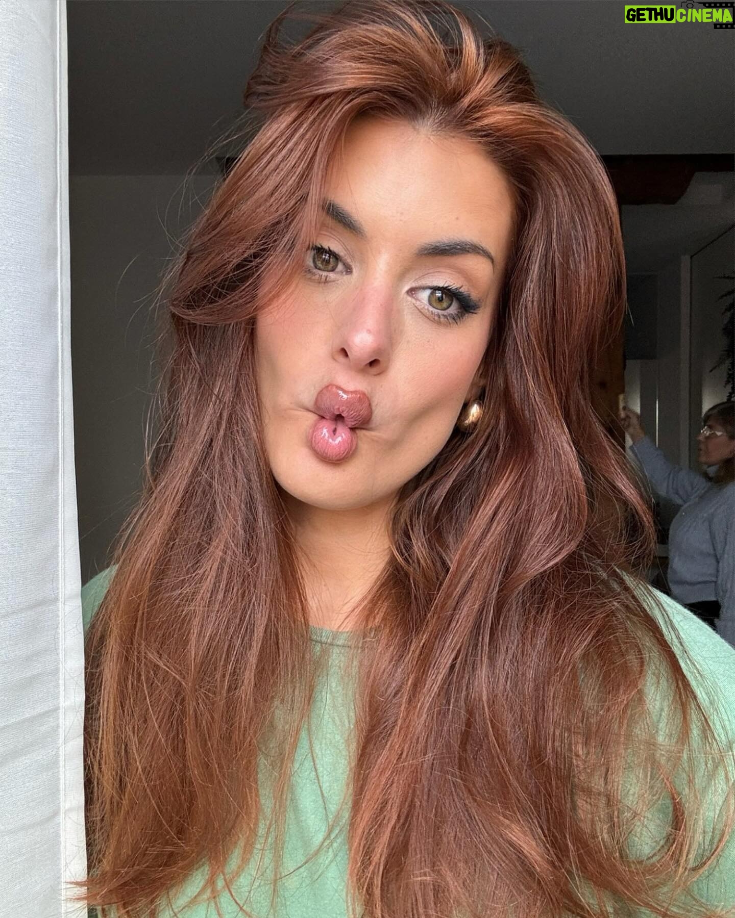 Dulceida Instagram - holi, como estos días no estoy teniendo mucho tiempo, os dejo unas selfies chuleando de pelo 🔥 cuando me he quitado el recogido después de grabar, el ataque de besos a Alba, una foto que he encontrado en el ordenador de 2016 😱 y algunas que tenía en el carrete de esta semana loca ✨