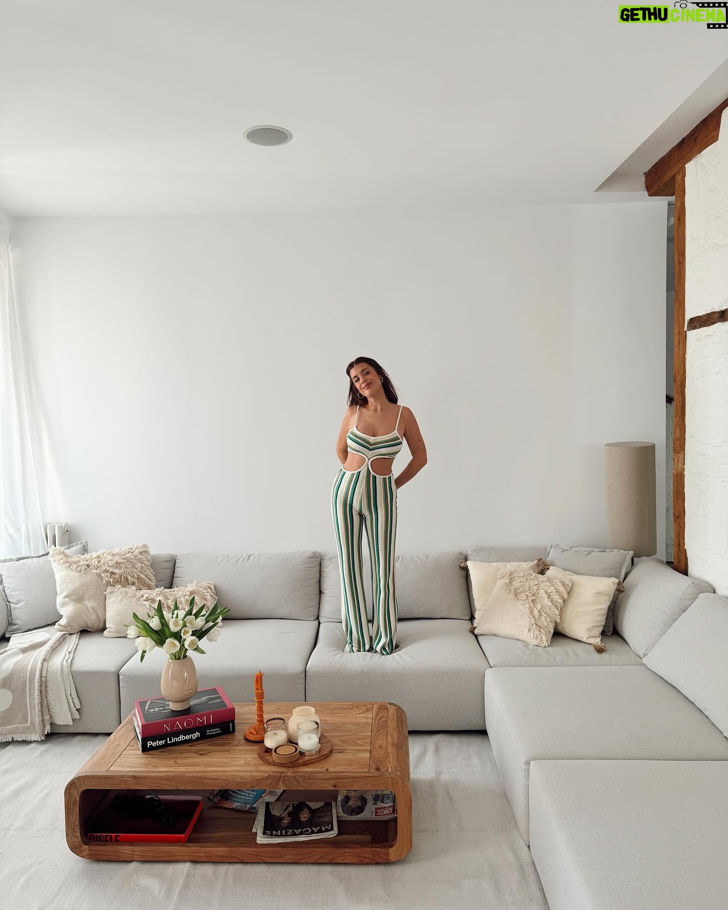 Dulceida Instagram - casita ✨☁️ y nuestro sofá del que estoy completamente enamorada, al tener una de las piezas sueltas lo puedes transformar al gusto! Mi fav el modo cine como en la segunda foto (así le llamamos nosotras 🙃). Todo es de @sklum.welovedesign y tenéis sorpresita en stories 🧚 *pubIi