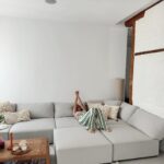 Dulceida Instagram - casita ✨☁️ y nuestro sofá del que estoy completamente enamorada, al tener una de las piezas sueltas lo puedes transformar al gusto! Mi fav el modo cine como en la segunda foto (así le llamamos nosotras 🙃). Todo es de @sklum.welovedesign y tenéis sorpresita en stories 🧚 *pubIi