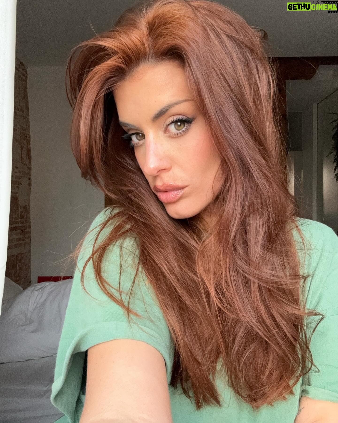 Dulceida Instagram - holi, como estos días no estoy teniendo mucho tiempo, os dejo unas selfies chuleando de pelo 🔥 cuando me he quitado el recogido después de grabar, el ataque de besos a Alba, una foto que he encontrado en el ordenador de 2016 😱 y algunas que tenía en el carrete de esta semana loca ✨