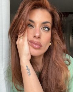 Dulceida Instagram - holi, como estos días no estoy teniendo mucho tiempo, os dejo unas selfies chuleando de pelo 🔥 cuando me he quitado el recogido después de grabar, el ataque de besos a Alba, una foto que he encontrado en el ordenador de 2016 😱 y algunas que tenía en el carrete de esta semana loca ✨