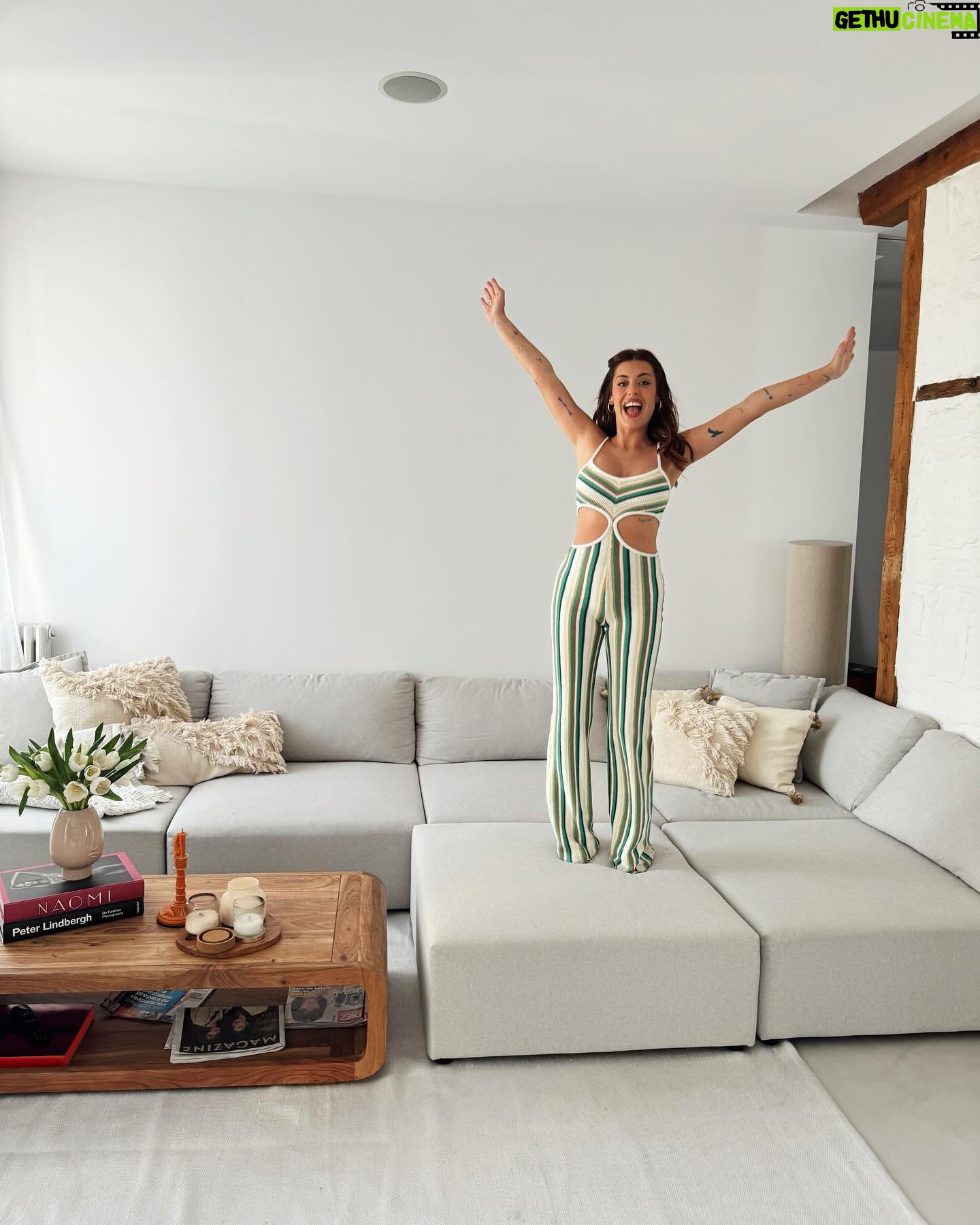 Dulceida Instagram - casita ✨☁️ y nuestro sofá del que estoy completamente enamorada, al tener una de las piezas sueltas lo puedes transformar al gusto! Mi fav el modo cine como en la segunda foto (así le llamamos nosotras 🙃). Todo es de @sklum.welovedesign y tenéis sorpresita en stories 🧚 *pubIi