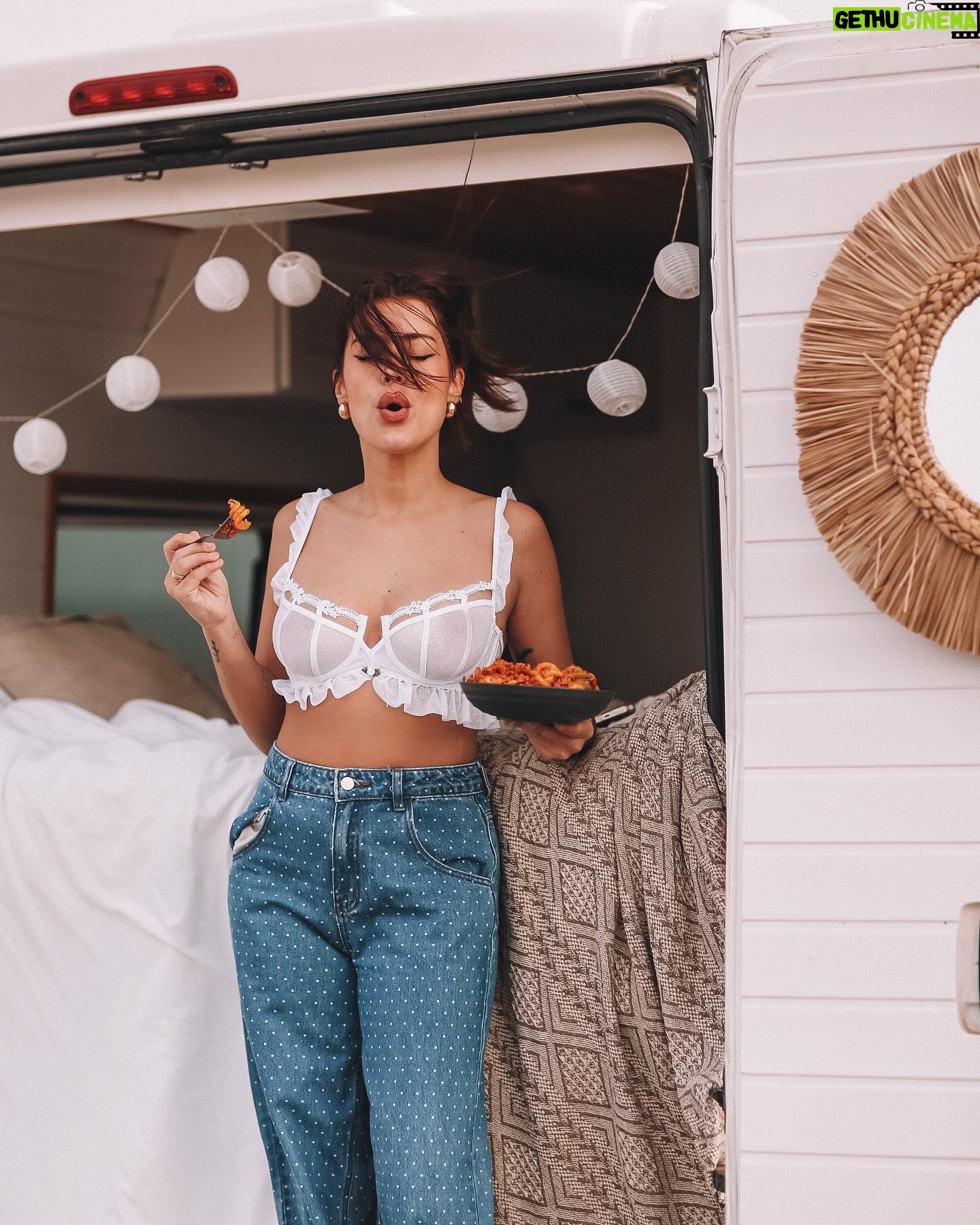 Dulceida Instagram - boloñesa, fresas y de estreno ☁️ todo es de @tezenisofficial 🐭 *pubIi