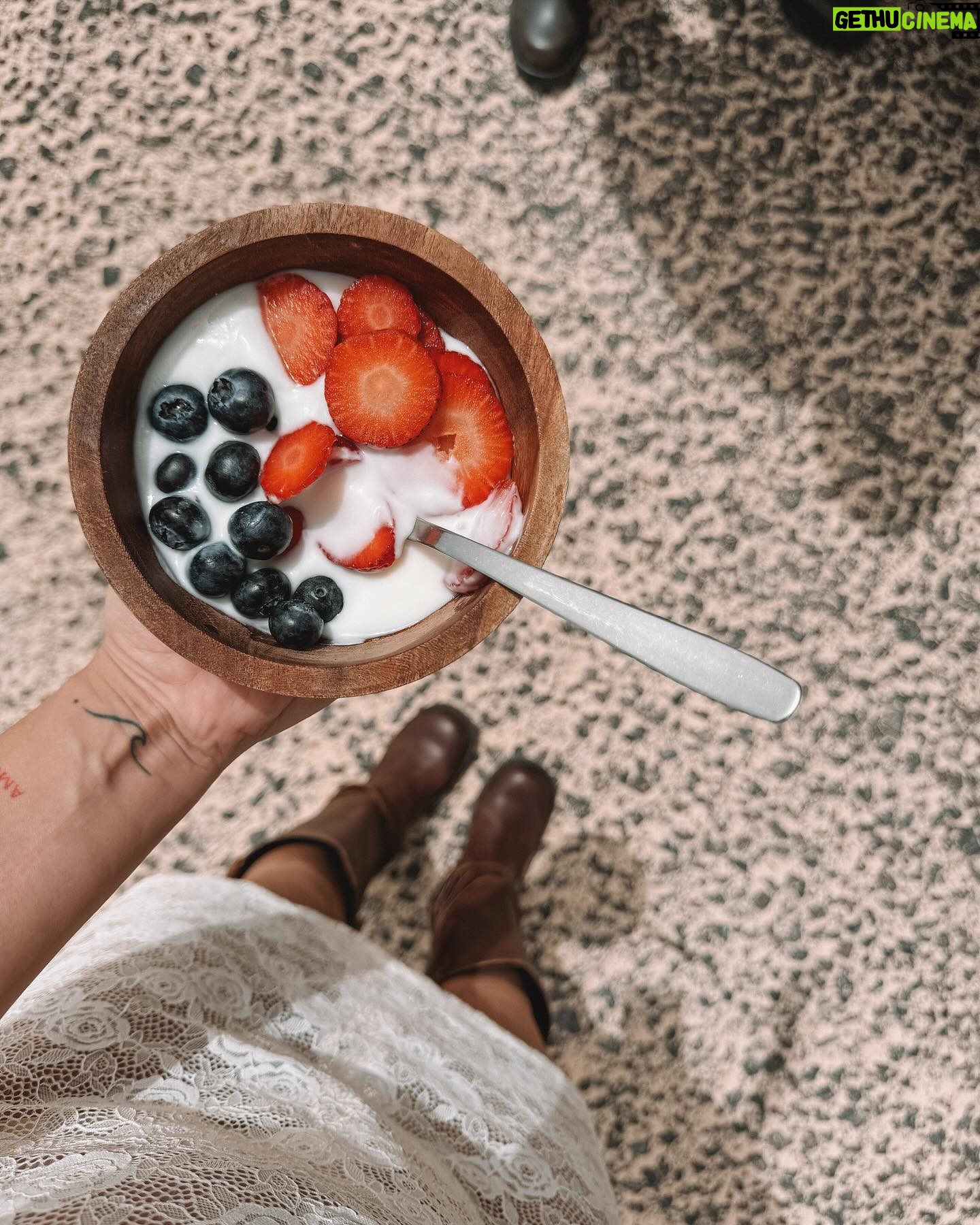 Dulceida Instagram - boloñesa, fresas y de estreno ☁️ todo es de @tezenisofficial 🐭 *pubIi