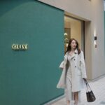 林莎 Instagram - 先睡飽，什麼事情都好談！ 帶大家認識我家新換上的床墊 🛏️🐻 來自「ÓLIVE自然睡眠計劃」，看這個實體店面～～每個角落都超美吧！！ 它們家有三款床墊：原創、綠洲、海洋，分別有著不同躺感與軟硬度。 一躺下去就確定了我的命定床墊「海洋」🌊 （我愛大海！！ 它是三款相比下最軟Q的，我的床尺寸是標準雙人我覺得軟硬度剛剛好，是我喜歡的包覆感與支撐度的平衡狀態，有試躺加大的會再軟一點，可能會直接睡到不想起床的那種(´∀｀) 好喜歡ÓLIVE帶來的平靜自然與溫度。 創辦人Addison與狗狗們66、大順、歐滴都活潑又可愛，還沒試躺床就先被療癒了一翻🤍 這個畫面就像是有一把能將雜訊一掃而空的小鑰匙，可以是一張床、一條棉被，躺下就能把自己歸零，回歸到最輕鬆的狀態。 ÓLIVE給我的感覺是簡單與堅持。 有意義的創造環保、永續的生活，除了選用對環境友善的材料，還有很棒的植樹計畫，是個值得預約前往門市深入認識的品牌。 對了～送來家裡的時候貼心的把舊床免費回收，ÓLIVE的床墊也都有提供180晚的試睡以及10年品質保固。 床啊，是需要認真的事呢。 @olive.mattress #試睡體驗 台北市信義區永吉路73號1樓 #olive #床墊 #olivemattress #deepsleepinnature #自然睡眠計劃