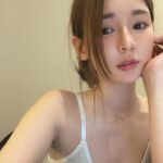 林莎 Instagram - 最近這兩個月密集的錄外景，飯店變成我的家了 (*ﾟ∀ﾟ*) ：有小陽台可以呼吸新鮮空氣伸伸懶腰 ☁️ ：住到好棒的飯店真的會有突然不想回家的念頭 ：快半夜1點還在外景車上隔天還要5點起床啊啊啊 ：最後一張是難得回家，打開新換上的冷氣⋯ 太太太不想離開家裡了 ～～～