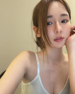林莎 Instagram - 最近這兩個月密集的錄外景，飯店變成我的家了 (*ﾟ∀ﾟ*) ：有小陽台可以呼吸新鮮空氣伸伸懶腰 ☁️ ：住到好棒的飯店真的會有突然不想回家的念頭 ：快半夜1點還在外景車上隔天還要5點起床啊啊啊 ：最後一張是難得回家，打開新換上的冷氣⋯ 太太太不想離開家裡了 ～～～