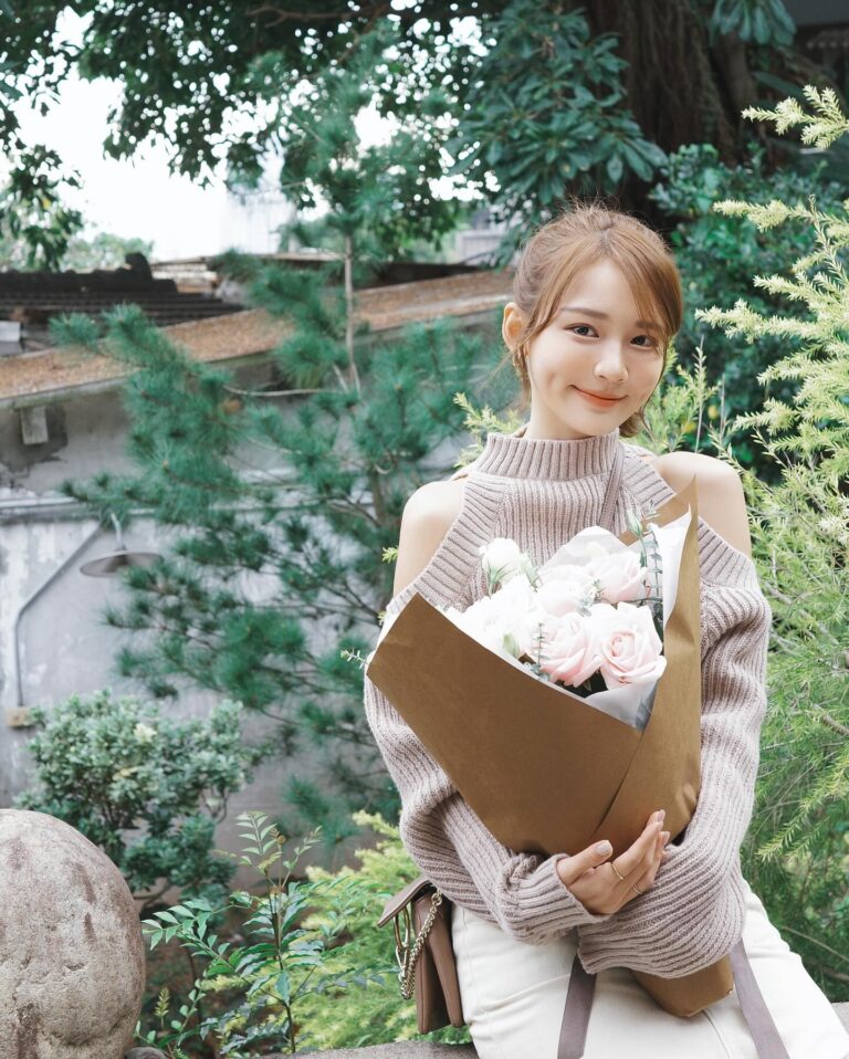林莎 Instagram - ☀︎ 晴朗二月♡ 忙碌的充實的最近，卻越來越開心！ 因為農曆過年越來越近，可以放假回高雄的日子也快來臨啦💐 （每天都在倒數😆太想回家惹） 這次可以回去9天喔是不是很值得開心～～～～～🤍