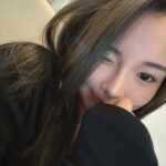 林莎 Instagram - 最近這兩個月密集的錄外景，飯店變成我的家了 (*ﾟ∀ﾟ*) ：有小陽台可以呼吸新鮮空氣伸伸懶腰 ☁️ ：住到好棒的飯店真的會有突然不想回家的念頭 ：快半夜1點還在外景車上隔天還要5點起床啊啊啊 ：最後一張是難得回家，打開新換上的冷氣⋯ 太太太不想離開家裡了 ～～～