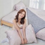 林莎 Instagram - 換了新的床品，像掉進雲朵裡面 ☁️ 控制不住自己的在床上～打滾了起來(*ˊᵕˋ*)੭ 嘿嘿～就是我這次在MumuLife官網 挑選的「TENCEL」天絲寢具 🛏️🤍 手感軟軟綿綿、豐盈輕柔， 最高等級的100支天絲，吸濕抗靜電。 功能性和美感兼具的TENCEL， 採用Micro技術天然植物纖維 接觸過一次就會愛上的親膚、舒適、透氣。 洗完澡進入被窩的那一刻，一整天的疲倦煩惱都被天絲撫平了。 甚至人在飯店的我，光想到家裡的床都覺得療癒 ☁️🕊️ 💌 結帳時輸入折扣碼「Lisa03」除了折扣外 還加贈石墨烯發熱被or發熱毯（二選一） 購買搜尋MumuLife官網～或是我限動有連結🔗 P.S.有綠色小吊卡才是奧地利蘭精公司「認證」過真正的天絲喔～