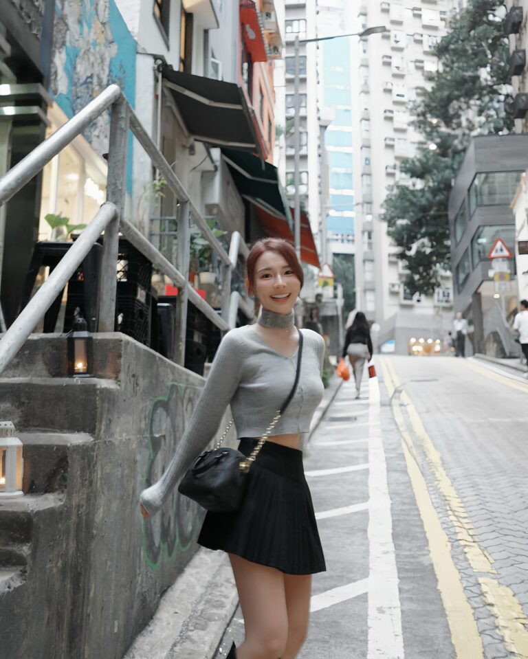 林莎 Instagram - 又來了香港 ⚡️ 工作前的小空檔去了趟星街 我跟經紀人呢，兩個人完全愛上了這裡！ 十張照片完全不夠放啊。 有一種慢慢時光，舒適愜意的氛圍。 還有光是街名「日、月、星街」 💫 就好浪漫 我們逛了小店、一起買了香水， 選了間咖啡廳點了檸檬氣泡水⋯ 餐酒館、設計小店每間都想走進去。 像是個獨特風格的小社區，怎麼繞怎麼喜歡 🤍 買了bake house不用排隊的蛋撻 她吃到了好吃披薩跟飯糰 短短的小時間，幸福感滿滿。 要說的話嘛， 下次要早點來就能在咖啡廳點咖啡了！ 下次隔天不用工作就能選間餐廳大吃了！ 下次，下次⋯喔對我們下次還會再來的 ♥︎ 針織上衣、百褶裙、長靴： @yuyu_active