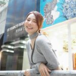 林莎 Instagram – 又來了香港 ⚡️
工作前的小空檔去了趟星街
我跟經紀人呢，兩個人完全愛上了這裡！
十張照片完全不夠放啊。
有一種慢慢時光，舒適愜意的氛圍。
還有光是街名「日、月、星街」 💫  就好浪漫
我們逛了小店、一起買了香水，
選了間咖啡廳點了檸檬氣泡水⋯
餐酒館、設計小店每間都想走進去。
像是個獨特風格的小社區，怎麼繞怎麼喜歡 🤍

買了bake house不用排隊的蛋撻
她吃到了好吃披薩跟飯糰
短短的小時間，幸福感滿滿。
要說的話嘛，
下次要早點來就能在咖啡廳點咖啡了！
下次隔天不用工作就能選間餐廳大吃了！
下次，下次⋯喔對我們下次還會再來的 ♥︎

針織上衣、百褶裙、長靴： @yuyu_active