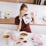 林莎 Instagram - 紅通通の繼續可愛下去 ( *ฅ́˘ฅ̀*) 說到可愛，怎麼可以不提Hello Kitty 🎀 @7eleventw 的Hello Kitty春日好蒔光門市快閃購 Hello Kitty X 幾米《月亮忘記了》聯名系列 跟療癒的幾米一起推出了限量包款～ 一系列款式大大小小都有，精緻質感的金屬牌、拉鍊片 LOGO✨是超萌的幾米kitty～～ 還有kitty50周年限定植物瓶，超人氣的三個角色都要收集到吧💙❤️💜！ 不用天天澆水，輕鬆照顧植物成長樂趣～（這個植物瓶我好喜歡～ 還有小家電系列，粉粉嫩嫩日常打理生活就是要這樣可可愛愛 每款都是輕巧機身，外出商務、露營也超OK 👏🏻 餐盤系列、近年超夯的韓式烤盤，可適用各種爐具唷 還有這台戶外露營拖車，走到哪可愛到哪～～ 每樣商品都好精緻，Kitty粉絲們趕快入手！ 活動資訊： 門市快閃購：2/22下午3點~4/30 不限消費金額報手機直接以超值價格購買 趕快設鬧鐘開搶啦～～♡♡♡ #hellokitty #sanrio #711 #門市快閃購