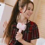林莎 Instagram - 紅通通の繼續可愛下去 ( *ฅ́˘ฅ̀*) 說到可愛，怎麼可以不提Hello Kitty 🎀 @7eleventw 的Hello Kitty春日好蒔光門市快閃購 Hello Kitty X 幾米《月亮忘記了》聯名系列 跟療癒的幾米一起推出了限量包款～ 一系列款式大大小小都有，精緻質感的金屬牌、拉鍊片 LOGO✨是超萌的幾米kitty～～ 還有kitty50周年限定植物瓶，超人氣的三個角色都要收集到吧💙❤️💜！ 不用天天澆水，輕鬆照顧植物成長樂趣～（這個植物瓶我好喜歡～ 還有小家電系列，粉粉嫩嫩日常打理生活就是要這樣可可愛愛 每款都是輕巧機身，外出商務、露營也超OK 👏🏻 餐盤系列、近年超夯的韓式烤盤，可適用各種爐具唷 還有這台戶外露營拖車，走到哪可愛到哪～～ 每樣商品都好精緻，Kitty粉絲們趕快入手！ 活動資訊： 門市快閃購：2/22下午3點~4/30 不限消費金額報手機直接以超值價格購買 趕快設鬧鐘開搶啦～～♡♡♡ #hellokitty #sanrio #711 #門市快閃購