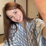 林莎 Instagram - 歐嗨唷 ʕ•ᴥ•ʔ 南部外景收工後，馬上把夏天的衣服換成冬天 迅速打包上飛機！！ 跟著食尚玩家來福島出任務哩 🇯🇵 好開心可以再次來到福島， 還在飛機上看見了富士山🗻 良かった～～╰(*´︶`*)╯♡