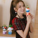 林莎 Instagram - 紅通通の繼續可愛下去 ( *ฅ́˘ฅ̀*) 說到可愛，怎麼可以不提Hello Kitty 🎀 @7eleventw 的Hello Kitty春日好蒔光門市快閃購 Hello Kitty X 幾米《月亮忘記了》聯名系列 跟療癒的幾米一起推出了限量包款～ 一系列款式大大小小都有，精緻質感的金屬牌、拉鍊片 LOGO✨是超萌的幾米kitty～～ 還有kitty50周年限定植物瓶，超人氣的三個角色都要收集到吧💙❤️💜！ 不用天天澆水，輕鬆照顧植物成長樂趣～（這個植物瓶我好喜歡～ 還有小家電系列，粉粉嫩嫩日常打理生活就是要這樣可可愛愛 每款都是輕巧機身，外出商務、露營也超OK 👏🏻 餐盤系列、近年超夯的韓式烤盤，可適用各種爐具唷 還有這台戶外露營拖車，走到哪可愛到哪～～ 每樣商品都好精緻，Kitty粉絲們趕快入手！ 活動資訊： 門市快閃購：2/22下午3點~4/30 不限消費金額報手機直接以超值價格購買 趕快設鬧鐘開搶啦～～♡♡♡ #hellokitty #sanrio #711 #門市快閃購