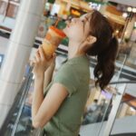 林莎 Instagram - 穿著短袖，喝著泰奶 椰子水與芒果糯米飯已經連續簽到六天 🤤🌴 如果有個地方讓內心快樂又幸福，可以為它停留嗎～～