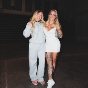 Ebanie Bridges Instagram - ITS FIGHT DAY 🥊 im here in Houston Texas and it’s Almost fight time for my twinny @thedumbledong 🥹😍 HUGE night for her! 
Main Event on @mf_daznxseries, tune into DAZN tonight to see her defend her belt against Miss @paigevanzant 🔥🔥🔥🔥 

#BrookVanZant #Misfits #DAZN #Boxing #ElleBrook #PVZ