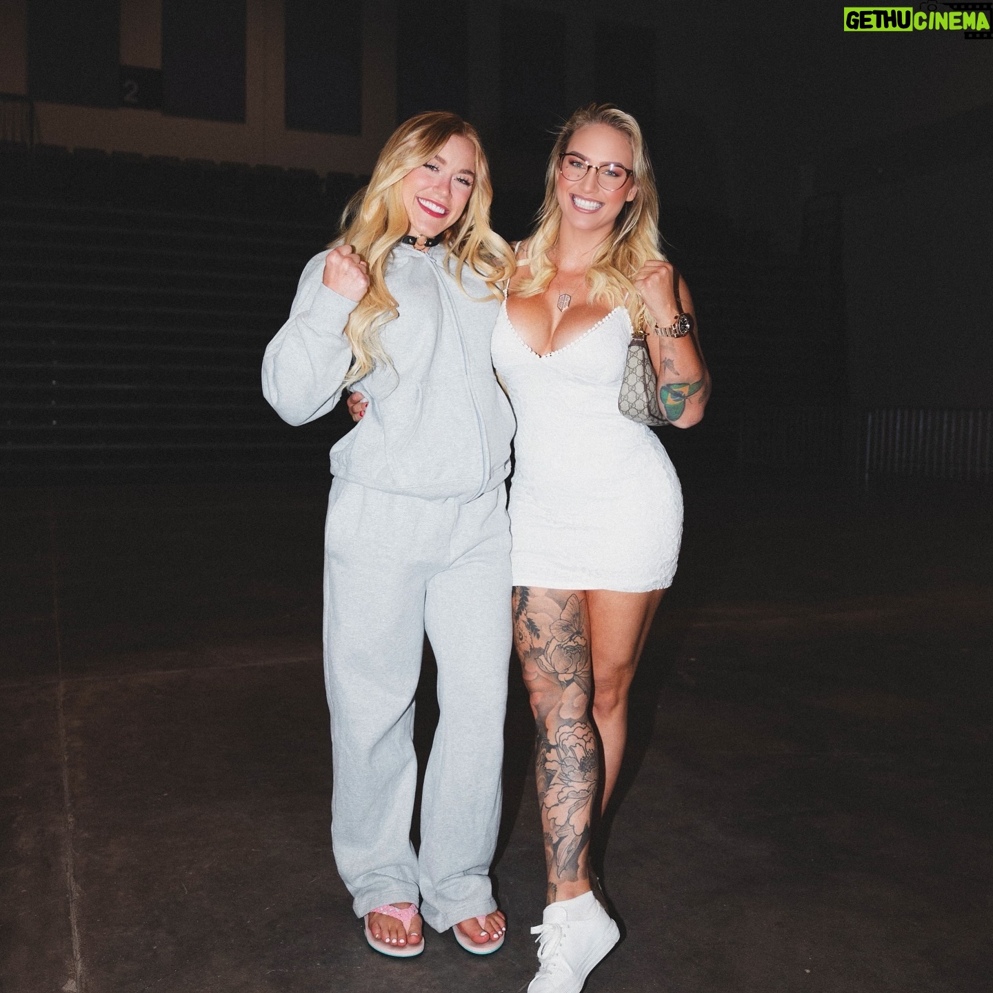 Ebanie Bridges - 36K Likes - ITS FIGHT DAY 🥊 im here in Houston Texas and it’s Almost fight time for my twinny @thedumbledong 🥹😍 HUGE night for her!
Main Event on @mf_daznxseries, tune into DAZN tonight to see her defend her belt against Miss @paigevanzant 🔥🔥🔥🔥
#BrookVanZant #Misfits #DAZN #Boxing #ElleBrook #PVZ