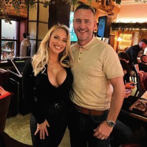 Ebanie Bridges Instagram - ✌🏼FRGD ARMY 🖤🤍🫶🏼😘 @forgedirishstout @theblackforgeinn @thenotoriousmma 

#ForgedIrishStout #BlackForgedInn #EbanieBridges #ConorMcgregor ##FRGDARMY