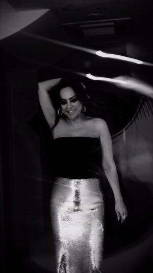 Ebru Gündeş Instagram - Biz yeni yıla 5 günde girdik 😀 Ve tabi ki çok eğlendik 😉 E biraz da şık ve güzeldik 😂

@moniquelhuillier 
@zuhairmuradofficial 
@alexperryofficial 
@zuhairmuradofficial 
@eliesaabworld