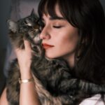 Ece Yaşar Instagram - Sakın kedi çok mutsuz falan yazmayın :’)♥️ #çakılthecat