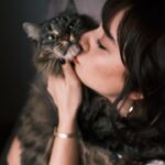 Ece Yaşar Instagram - Sakın kedi çok mutsuz falan yazmayın :’)♥️ #çakılthecat
