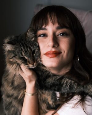 Ece Yaşar Instagram - Sakın kedi çok mutsuz falan yazmayın :’)♥️ #çakılthecat