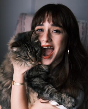 Ece Yaşar Instagram - Sakın kedi çok mutsuz falan yazmayın :’)♥️ #çakılthecat