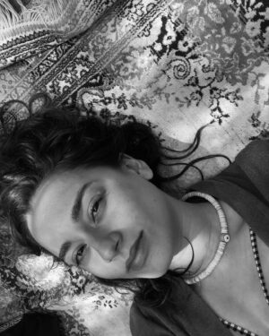 Ece Yaşar Instagram - 🌞
Tamam olsun yine kış
Ama olmaz önce kış sonra yatış
Tabiidir sıcaklarda tur atış
İlle tutuş ille atış
Lakin ardından gelir yine kış

#döndükbile #yazgüzellemesi #bidebenitekçek
