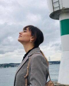 Ece Yaşar Instagram - Poz verip de uzayanlar🚶‍♀️🙋🏻‍♀️