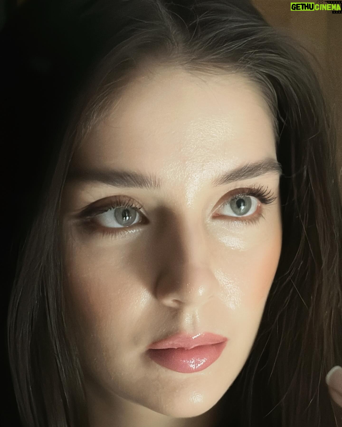 Ecem Çalhan Instagram - ben bu islerden anlamiyorum.