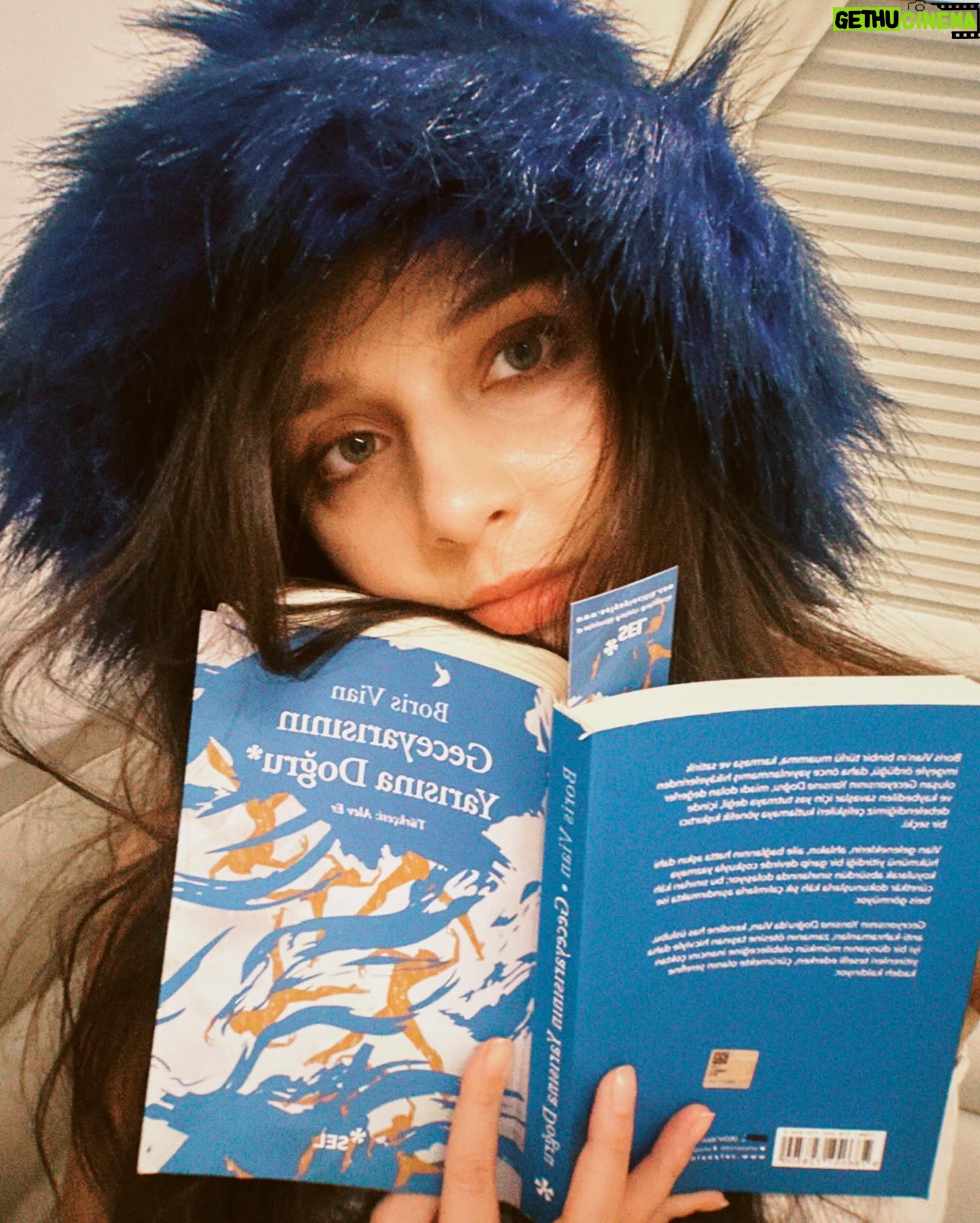 Ecem Çalhan Instagram - ben bu islerden anlamiyorum.