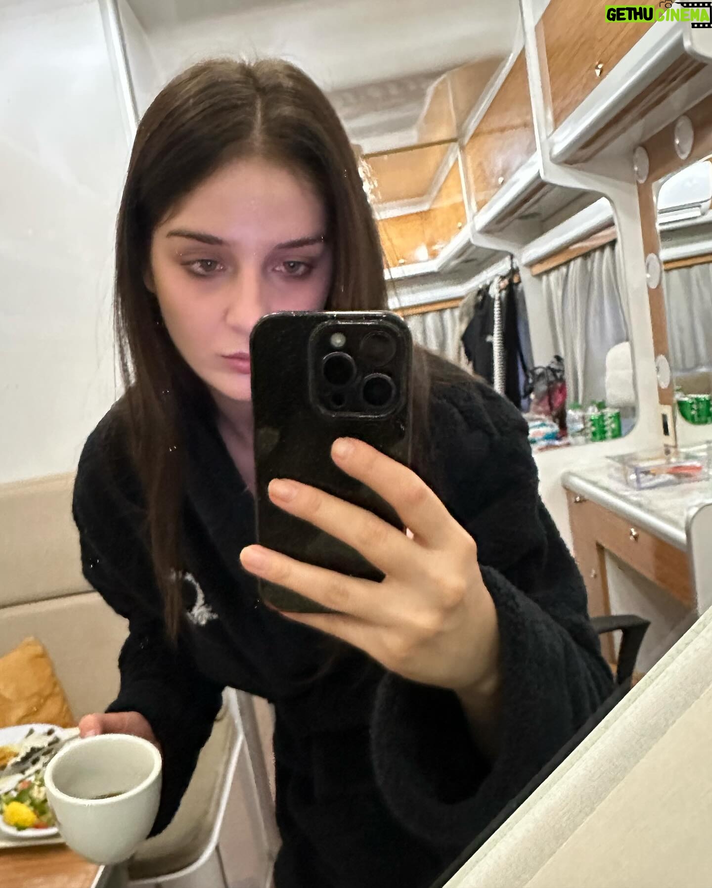 Ecem Çalhan Instagram - ben bu islerden anlamiyorum.