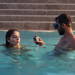 Ecem Çalhan Instagram - Havuz, deniz, yangin. Hepsinde variz🤘🏼