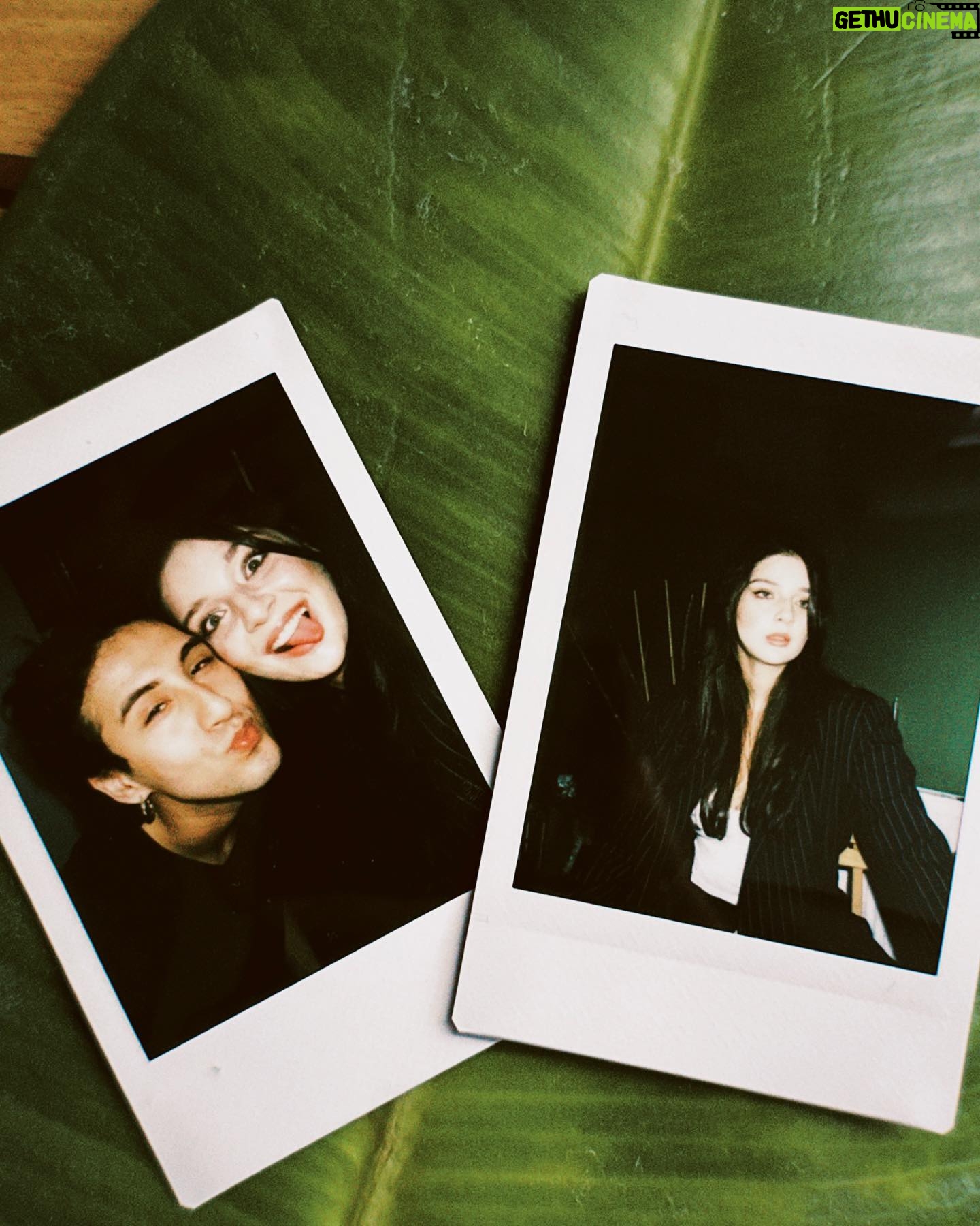 Ecem Çalhan Instagram - Bu bir polaroid reklamı degildir. cok özlemisim #misgibiyapanlardernegi eskilerinruhunuyasatacagiz🌷