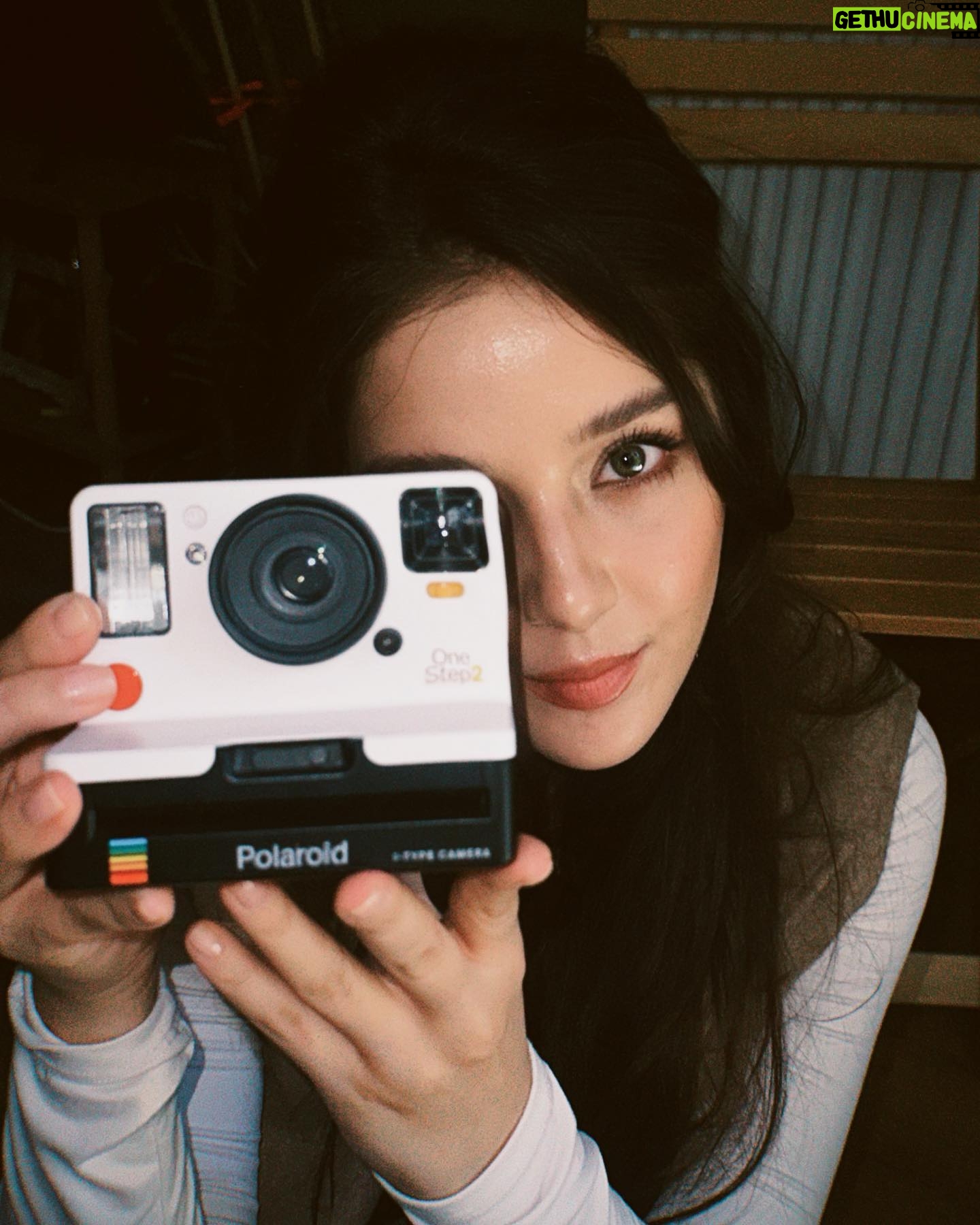 Ecem Çalhan Instagram - Bu bir polaroid reklamı degildir. cok özlemisim #misgibiyapanlardernegi eskilerinruhunuyasatacagiz🌷