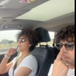 Ecem Erkek Instagram - 90’lar çocuğuyum ben . O zamanlar makinalar evlerimize yeni yeni giriyor. Telesekreterli telefonlar, 500 parçası olan rondolar, koca müzik setleri… her makineyi bağrımıza basıyoruz. Annem rondonun her parçasını çizilmesin diye ayrı ayrı pamuklu bezlere sarıyor ,yetmiyor o bezlere sardığı parçaları daha büyük bir pamuklu beze sarıp naylon bir torbanın içine koyuyor.Yani lazım olduğunda ya açmaya üşendiğinden ya da kıyamadığından rondonun yapacağı işi yine kendi yapıyor, yoruluyor ama olsun rondosu gıcır gıcır.’bak eskinin malı ne kaliteli , sağlam’ diyor. ULAN KULLANMADIN Kİİİ 😂telesekreterli telefonlarımız mesela . Diksiyonu en düzgün olan ailenin genç kızlarından birine mesajımızı okutup kaydediyoruz ‘şu an evde değiliz sinyalden sonra mesajınızı bırakınız ‘ o mesajlar genelde karşıdakinin ses kaydı olduğunu anlamayan akrabaların uzun uzun konuşmalarıyla doluydu . Dinleyip dinleyip kikirderdik. Ya o koca müzik setleri . Evin salonu kadar :) 350 ay taksitle aldığımız üzerini dantellerle donattığımız canımız müzik setleri . Sen olmasan nasıl biterdi evin işleri . Kah halay kah bi yere kitlenip ağladığımız temizlik günlerine eşliğin için tşk🌹 devamı yorumda …..